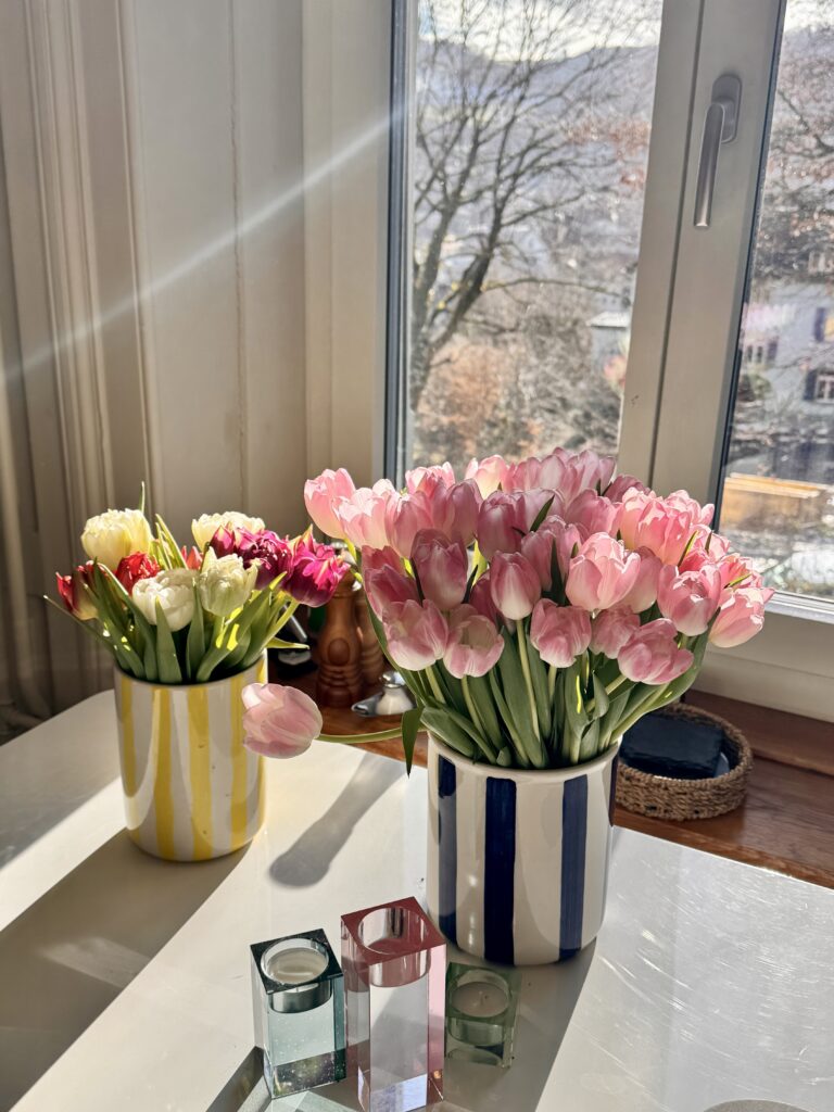 Tulpenarrangement auf Tisch.