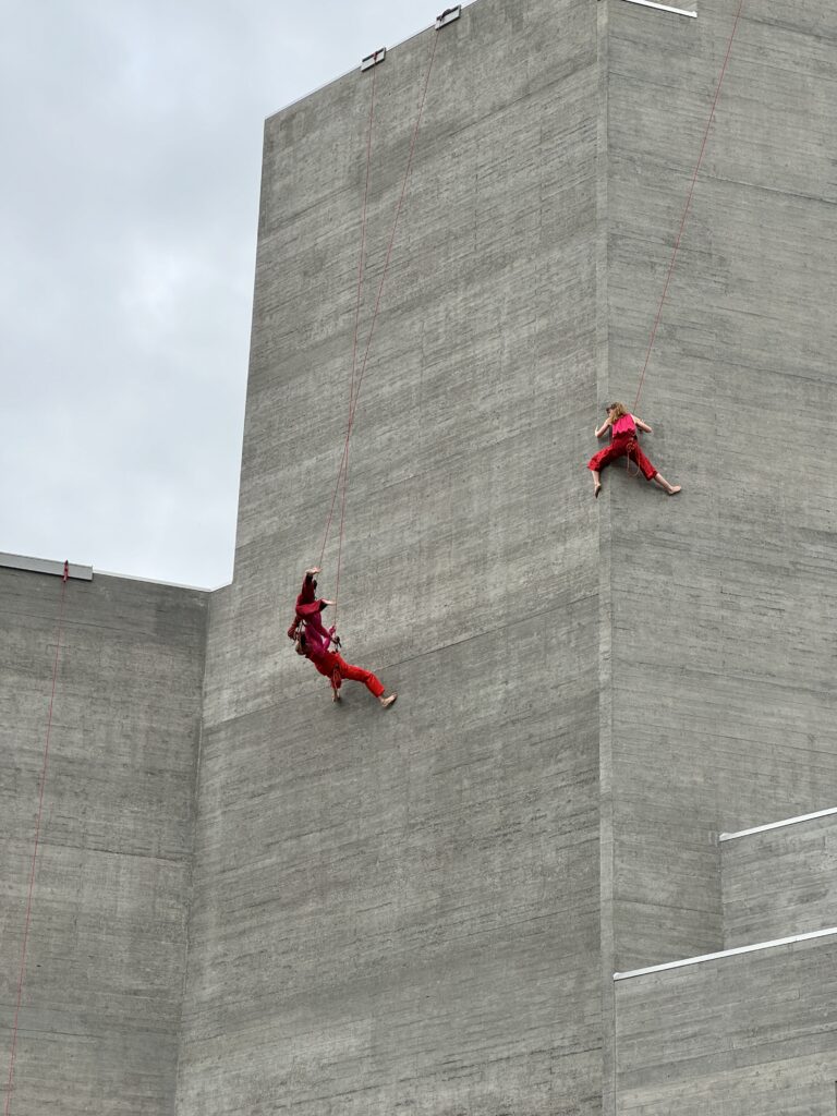 Vertikaltänzer auf Fassade